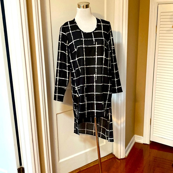 NWT. Sympli top - Picture 1 of 10